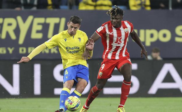 El Bilal Touré, jugador del Almería, presiona a Alcaraz en el choque del pasado viernes en Cádiz. 