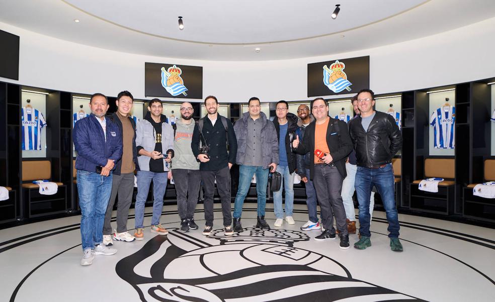 El grupo de periodistas internacionales invitados por LaLiga en el vestuario de la Real en el Reale Arena. 