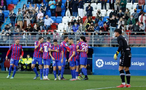 Los jugadores del Eibar celebran el primer gol del partido del viernes, ante el portero del Sanse, Gaizka Ayesa. / ASKASIBAR
