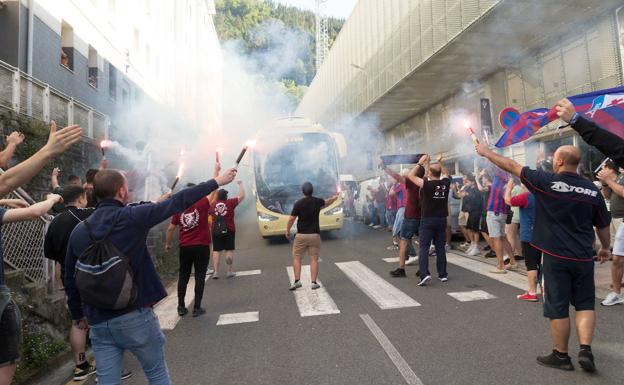 Aficionados del Eibar despiden al equipo a su equipo a la salida ayer de Ipurua, rumbo a Alcorcón. /askasibar