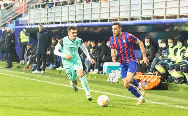 El Eibar vende a Expósito al Espanyol por 5 millones y cede a Sielva al Huesca