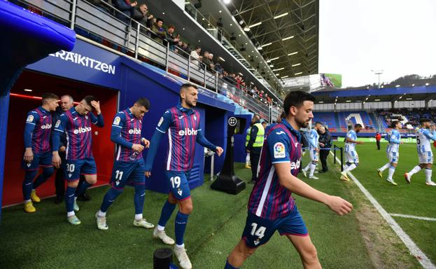 Los jugadores del Eibar y del Málaga saltan al centro del campo. /askasibar