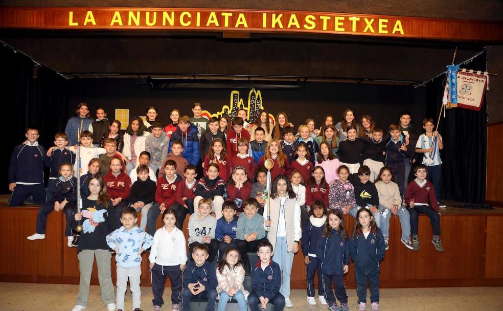 Los integrantes de La Anunciata Ikastetxea en la Tamborrada Infantil 2023. /