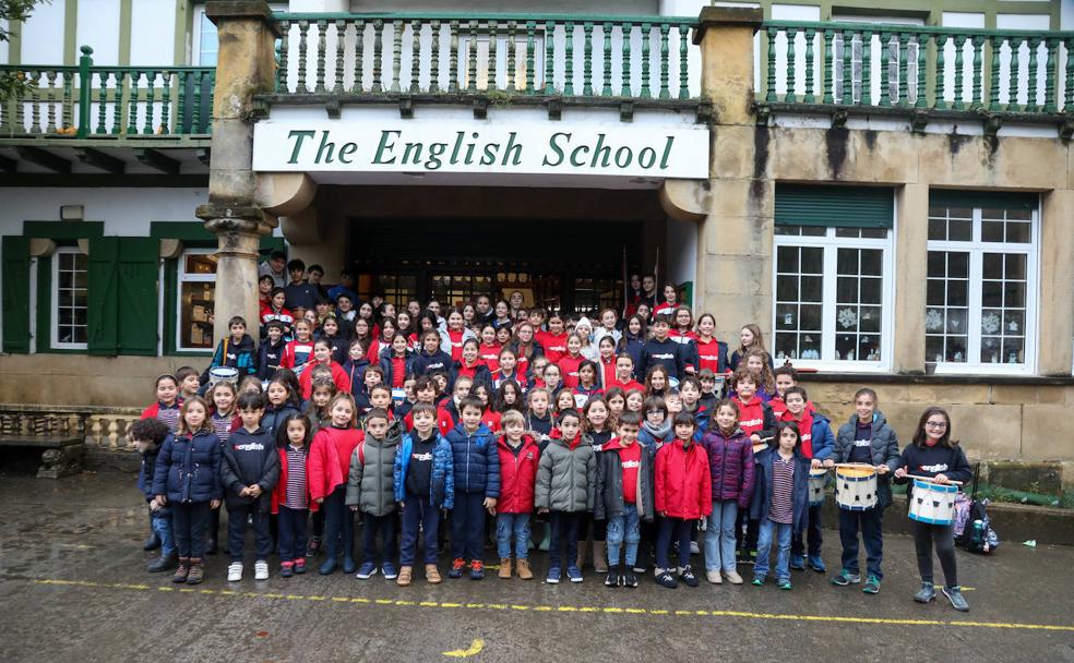 Los miembros del The English School de Donostia que desfilarán en la tamborrada infantil. /