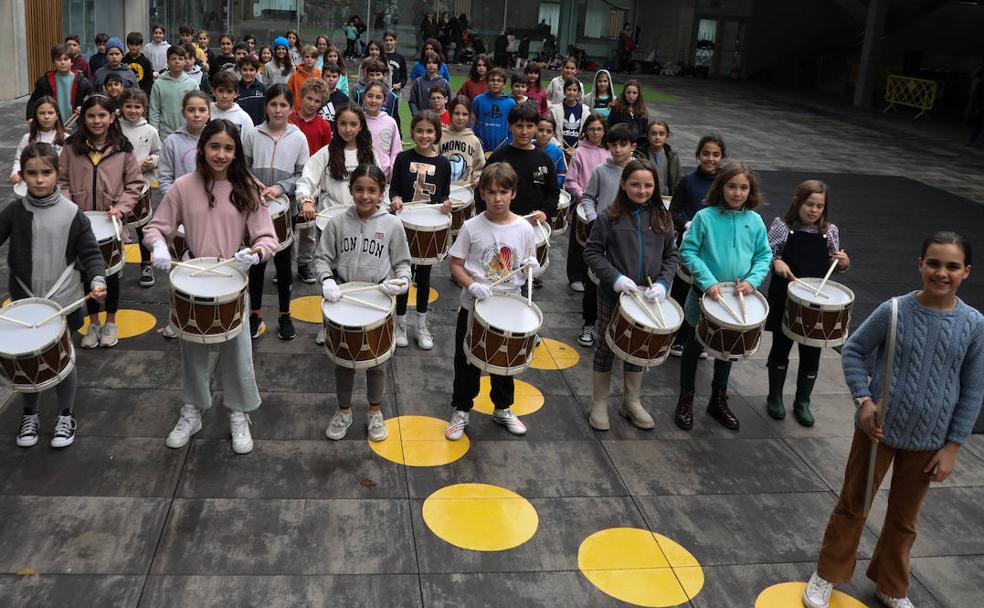 Los participantes en la tamborrada infantil de Aldapeta María de 2023.