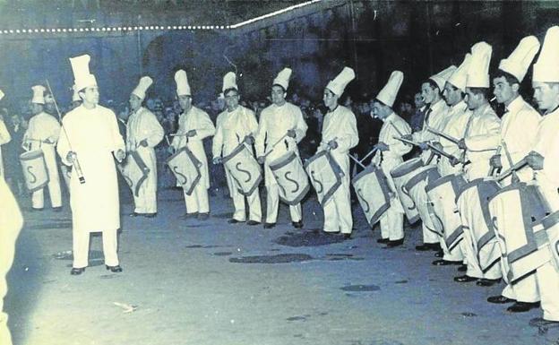 La Unión Artesana, con trajes de cocinero, en la Arriada de 1957.
