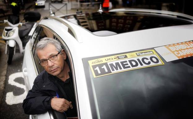 Tomás Rodríguez posa dentro del coche médico.