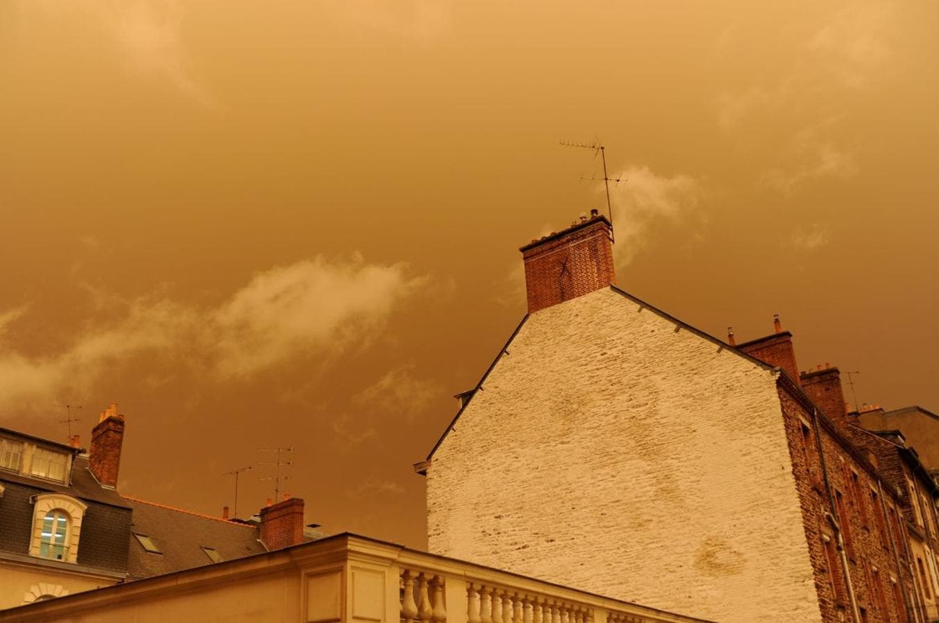 Resultado de imagen para Cielo de Suiza y Francia se tiñe de amarillo por arena del Sáhara (FOTOS)