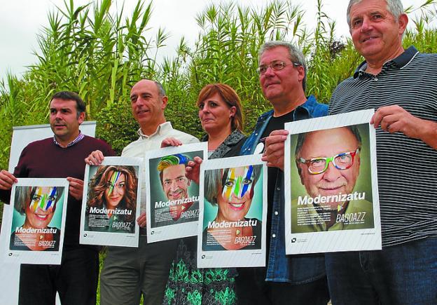 Igor Iturain, Jesus Arana (EAJ Zarautz), Ana Benito (Irabazi Zarautz), Alex Oliden (Zumaiako EH Bildu) y Patxi Elola (PSE-EE Zarautz). / UK 