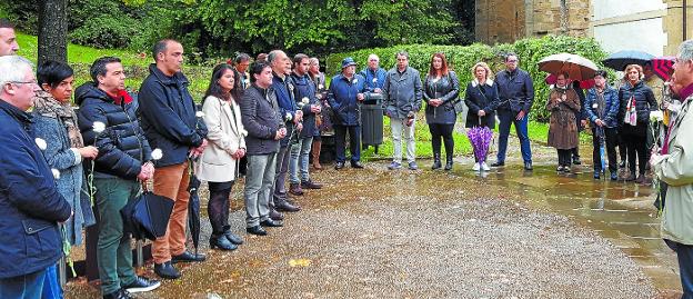 El equipo de gobierno convoca a la ciudadanía a la concentración de mañana para recordar a las víctimas del terrorismo. / ETXEBERRIA