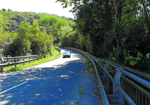 Mejora. Carretera de acceso a las piscinas del espacio deportivo San Marcial Txingudi. /  F. DE LA HERA