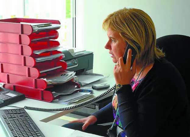Belén Martínez, secretaria de Acubi, atiende una llamada en la oficina de Palmera Montero. /  F. DE LA HERA