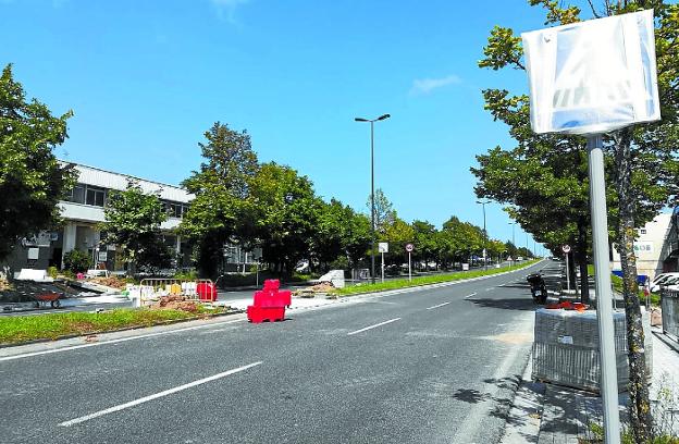 Obras para el nuevo paso peatonal semaforizado, a la altura del número 60 de la avenida Letxunborro. /