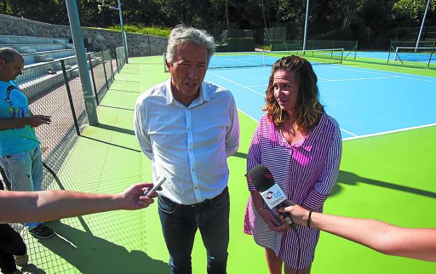 Pedro Alegre y Cristina Laborda, ayer en las pistas de tenis que se abren el próximo lunes. /  F. DE LA HERA