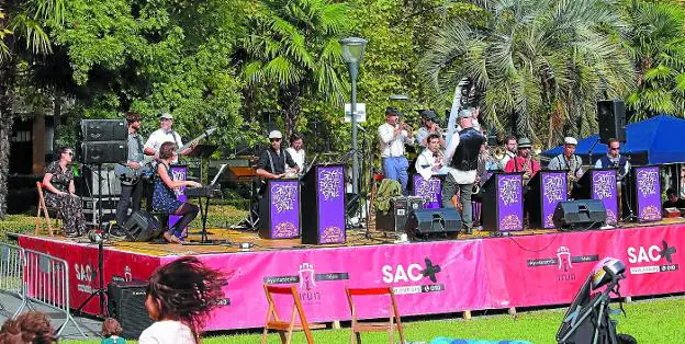 Música en directo. La Gazteiz Big Band durante su actuación el sábado en la última sesión de Girabira. /  FOTOS: F. PORTU