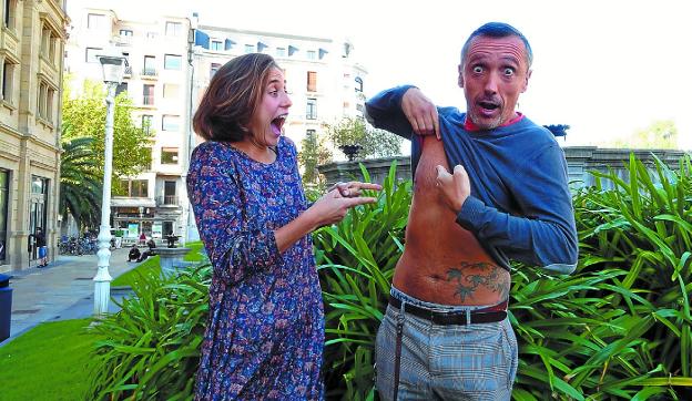Asier Zabaleta, director de Ertza, muestra su torso en la presentación de 'Janeten Titia'./DONOSTIA KULTURA