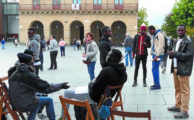 Voluntarios se encargan de recibir a migrantes en la plaza San Juan de Irun./LUSA