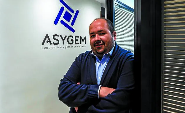 Ion Tamayo en la oficina de Asygem que cumple 25 años en el asesoramiento y gestión de empresas.
/FOTOS: ASYGEM