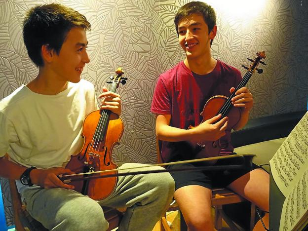 En familia. Los hermanos Issey y Ekhi Martínez Imai, con sus violines, preparados para un ensayo. /