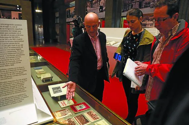 Javier Campillo muestra libros procedentes de Toulouse. / EFE