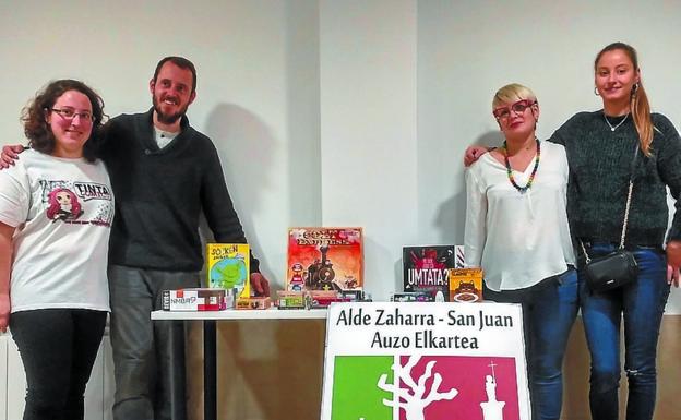 Miren Itxaso Martín (Tinta Cómics), Yon Mancisidor y Mariana Escalada y Elena Botello (Tartufa) en la sede de la AVV Alde Zaharra-San Juan./