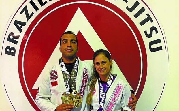 Jaouad Karbal y Naroa García con sus medallas./