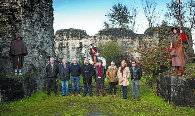 Los patronos de la Fundación realizaron ayer un acto de presentación en las ruinas del castillo de Gazteluzar. /  F. DE LA HERA