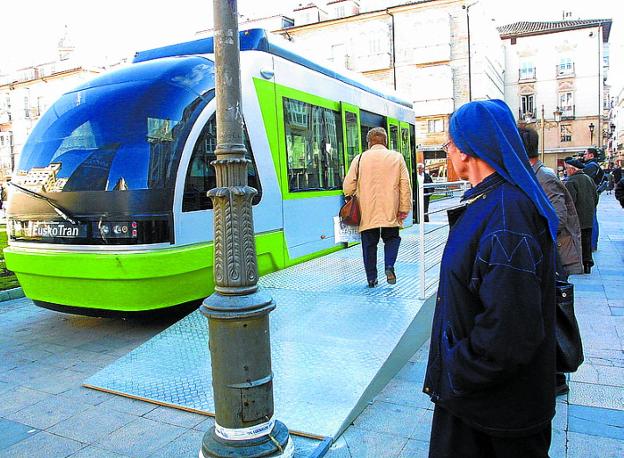 La máquina que se expuso para anunciar la llegada del tranvía. /  J.T.