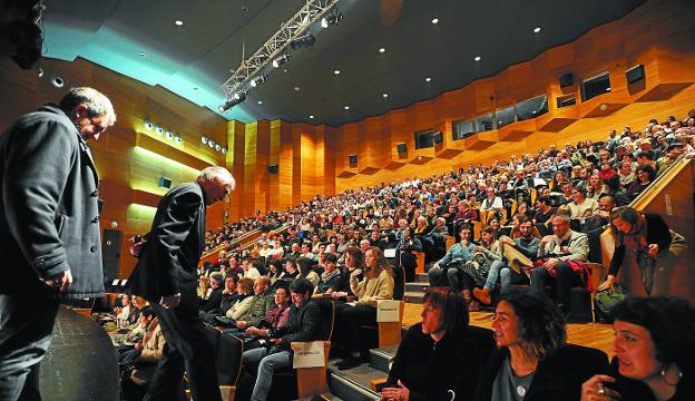 Un auditorio repleto dio la bienvenida a una producción destacada en la hornada reciente del cine vasco. /  FOTOS: FÉLIX MORQUECHO