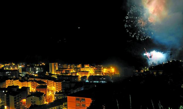 El Ayuntamiento quiere establecer una regulación para el uso de pirotecnia en las fiestas. / FÉLIX MORQUECHO