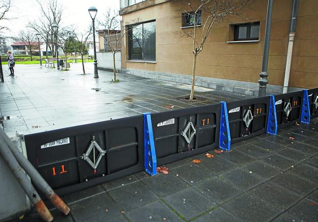 Las compuertas permanecieron instaladas ayer. /  F. DE LA HERA