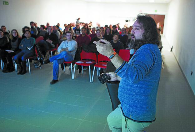 Igor Gaminde, de Pantallas Amigas, durante la charla que ofreció esta semana. / F. DE LA HERA