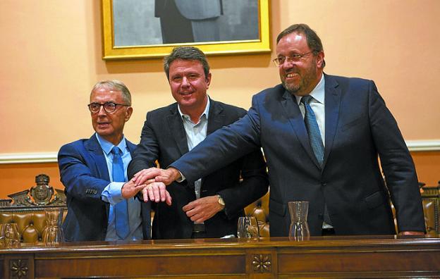 Ezenarro, Santano y Sagarzazu, tras el Consejo General. / F. DE LA HERA