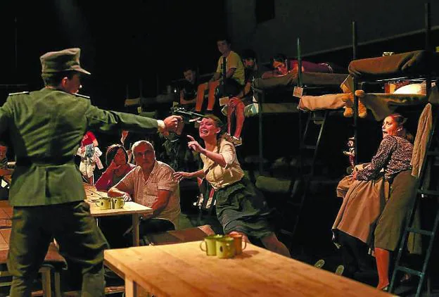 Un instante de la representación de la obra de teatro 'Último tren a Treblinka' . /  VAIVÉN PRODUCCIONES