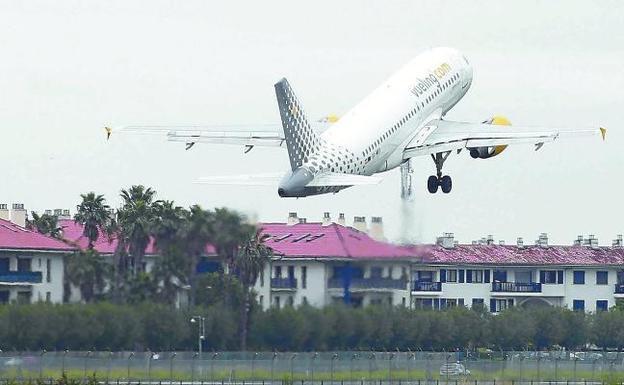 Un avión despega de la pista del aeropuerto de Hondarribia. /LUSA