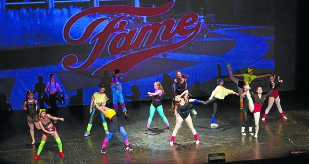 Aperitivo. Bailarines de las quince comparsas subieron ayer al escenario del Amaia./FOTOS: F. DE LA HERA