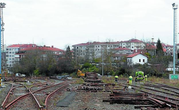 Desde Belaskoenea. Los operarios retiraban ayer los elementos del haz de vías cercano a la antigua Aduana./