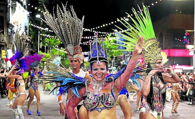 Una bailarina embadurnada en brillantina desfila por la avenida de Montevideo, en Uruguay, el pasado fin de semana. /  SARAH YÃÃ‘EZ-RICHARDS