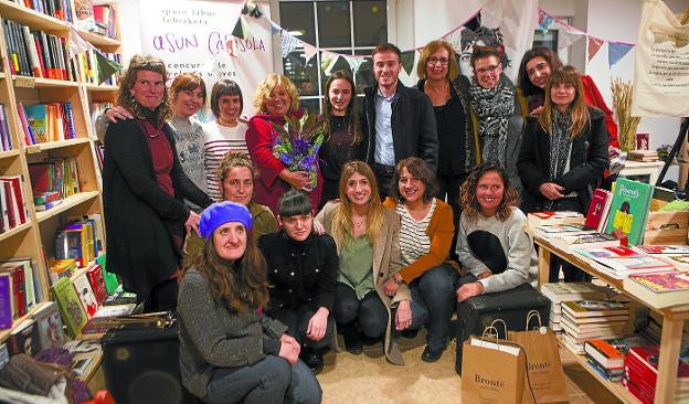 Asun Casasola arropada por las ganadoras, organizadoras, miembros del jurado y demás personas que participaron en el acto. /  F. DE LA HERA