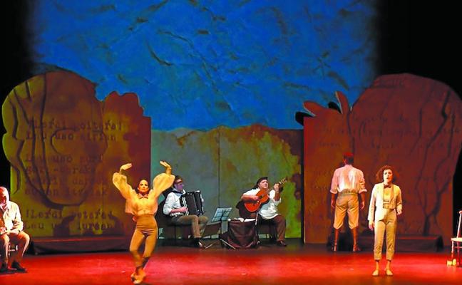 Maia y la cantaora Ana Salazar unen a los escritores Lorca y Lauaxeta, en la obra 'Ele!'./