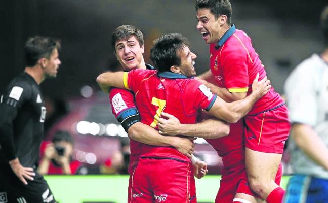Pla es felicitado por Alonso y Hernández tras anotar el ensayo del triunfo en Vancouver./WORLD RUGBY