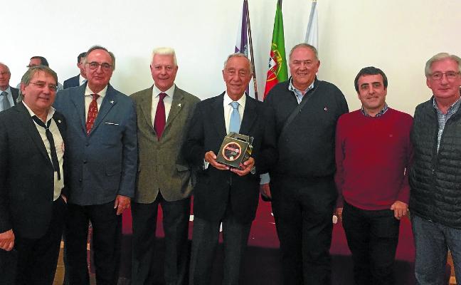 El presidente de Portugal, Marcelo Rebelo de Sousa, en el centro, junto a miembros de la Cofradía./