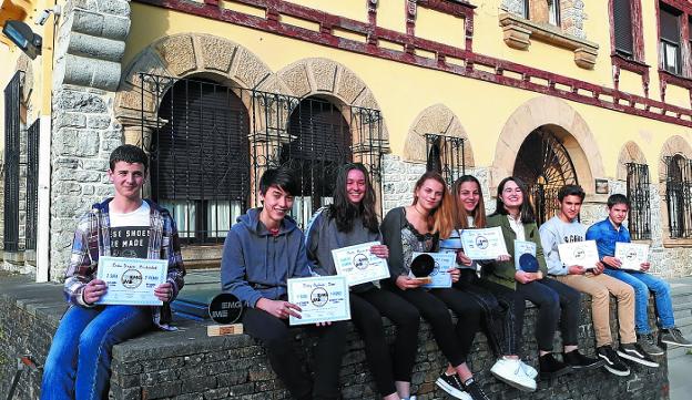 Los alumnos y alumnas premiados en el XIII Concurso de Jóvenes Músicos de Euskadi. /