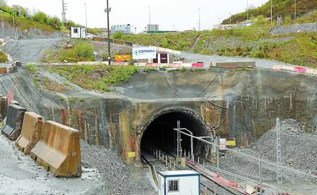 Obra del túnel de Gaintxurizketa para adaptar la vía con un tercer carril que permita circular al TAV y que lleva más de un año parada. /USOZ