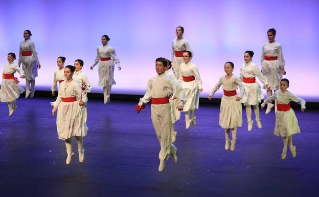 Un grupo de jóvenes bailarines, en plena actuación. :