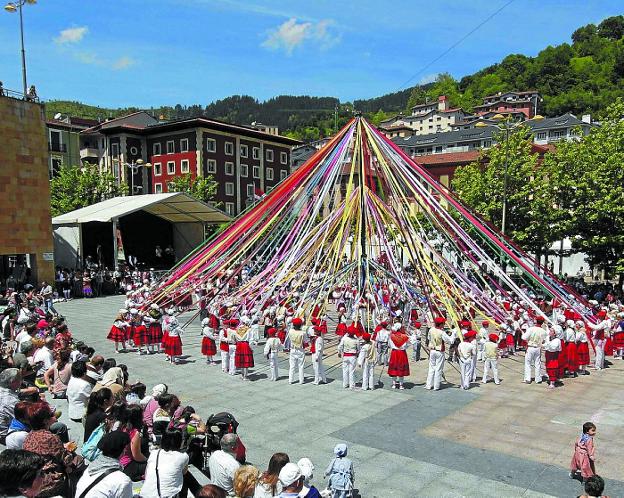 El festival de danzas será el acto principal de la Euskal Jaia del domingo.
/FOTOS MIKEL ASKASIBAR