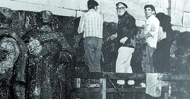 En faena. Jorge Oteiza en junio de 1969 trabajando en el icónico friso de piedra Negro Markina, que es una de sus obras maestras. /  PLAZAOLA