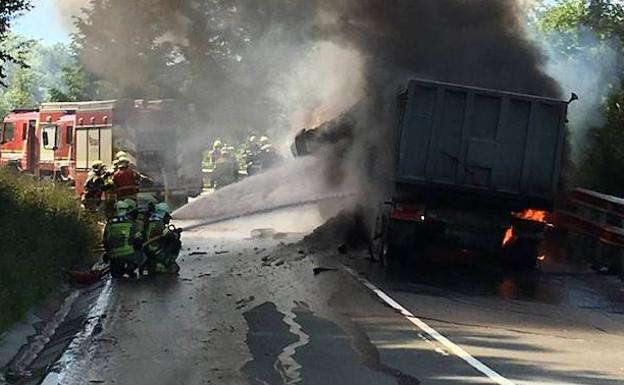 Un conductor fallece al chocar dos camiones y desatarse un incendio en el alto de Barazar