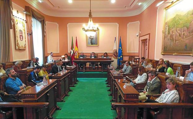 Cierre. Probablemente la Corporación Municipal de Irun 2015-2019 celebró ayer su útimo pleno, a excepción de uno de trámite que está previsto tres días antes de constituir el nuevo Ayuntamiento. / DE LA HERA