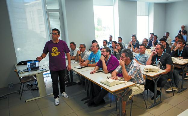 Las aulas de Mondragon Unibertsitatea acogieron ayer las ponencias de la WordCamp Irun . / F. DE LA HERA